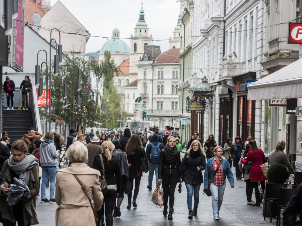 Vladni urad za letos znižal napoved gospodarske rasti