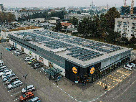 Lidl gradi sončne elektrarne na svojih trgovinah po Sloveniji