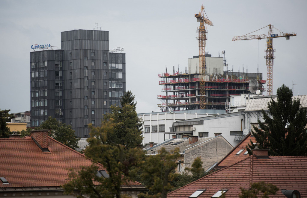 Junija načrtovanih za skoraj tri četrtine več stanovanj kot maja