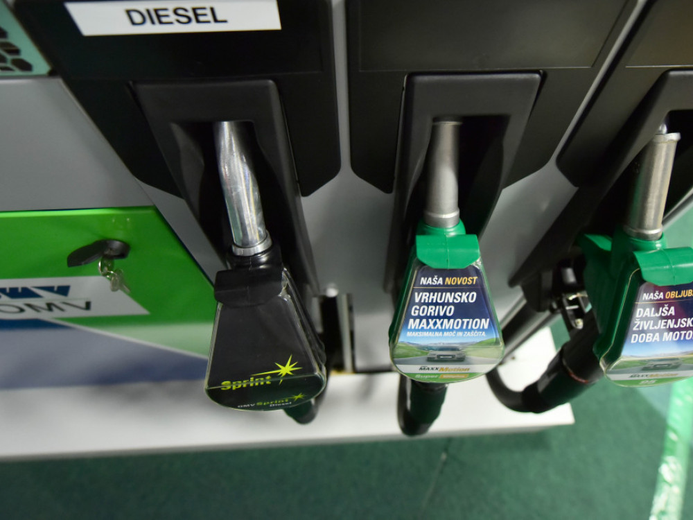 Janševa vlada javnosti znova uvedla regulacijo cen goriv