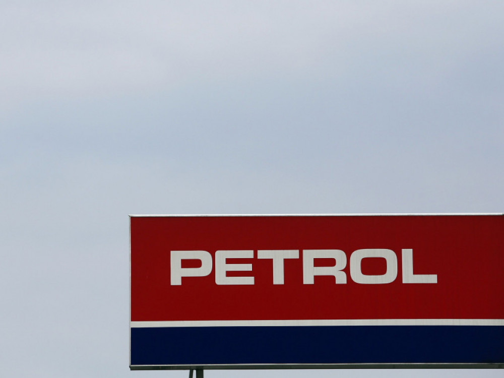 Petrol predvideva manjši dobiček zaradi regulacij cen goriva