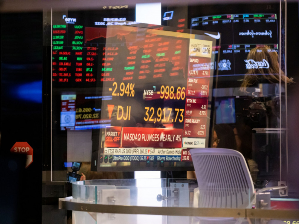 Borzni pregled: Cenejše delnice in dražja nafta