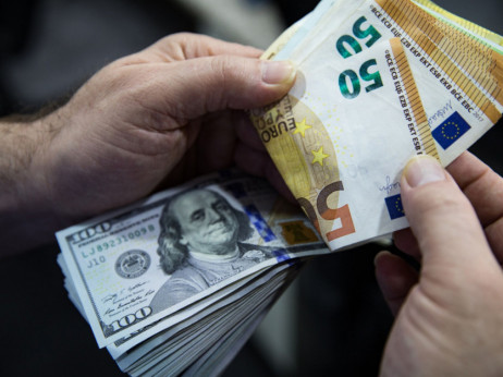 Evro se izenačuje z okrepljenim dolarjem