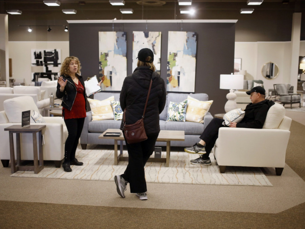 Potrošniki omejujejo večje nakupe - dodatno tveganje za recesijo