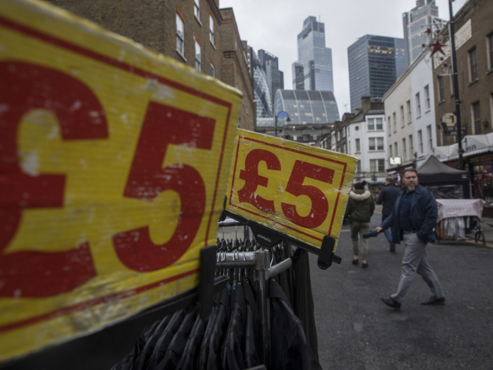 Oslabljenemu funtu grozi padec na 1,15 dolarja zaradi Brexit spora