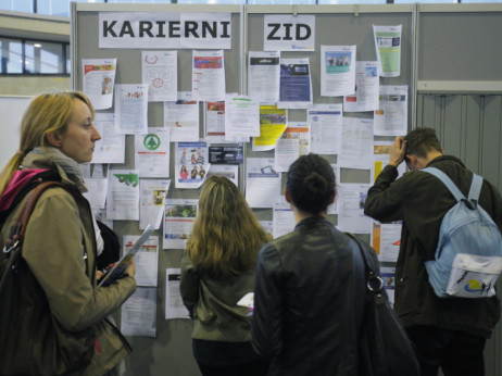 Julija brezposelnost v Sloveniji zrasla, zaposlovanje se umirja
