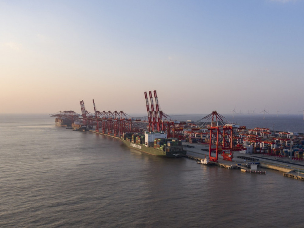 Šanghajsko pristanišče se odpira, zaostanek ostaja