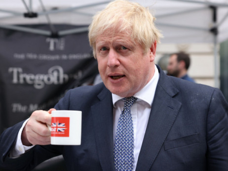 Boris Johnson preživel nezaupnico, funt ob novici upadel