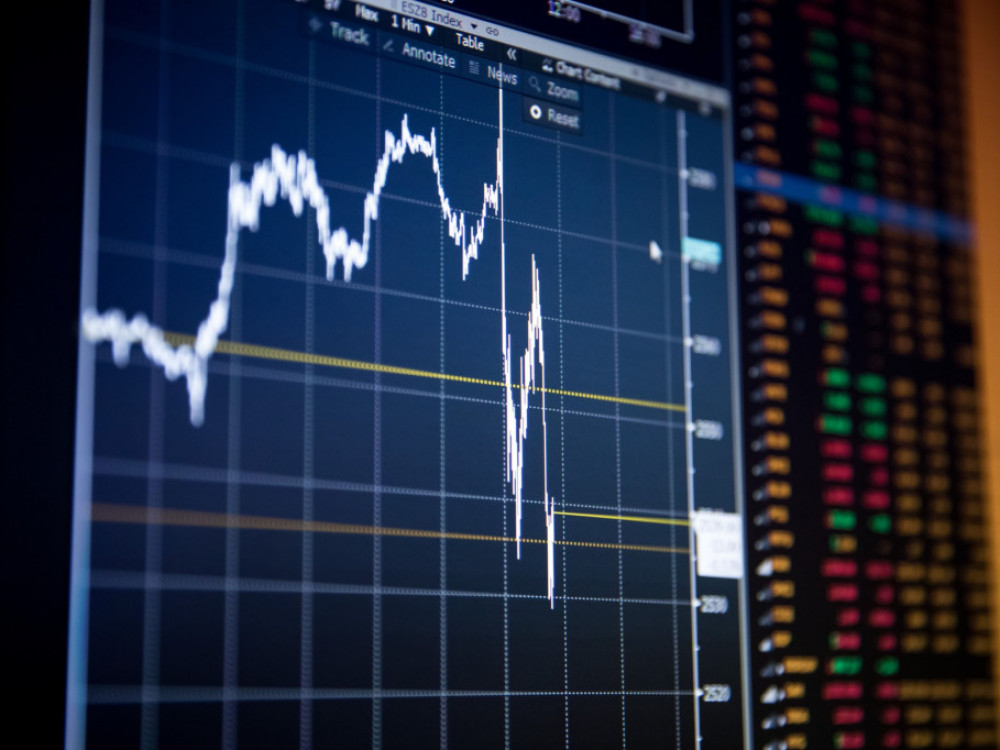 Torek je bil dober dan za delnice in kriptovalute