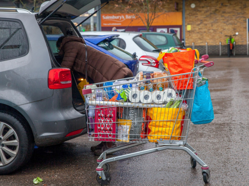 Inflacija na pohodu: vse več evrov porabimo za avto in hrano