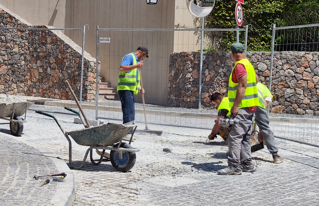 Manj gradbenih dovoljenj za stavbe, vendar načrtovanih več stanovanj