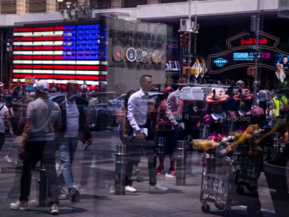 Podatki o trgu dela v ZDA povzročili padec vrednosti delnic in zlata