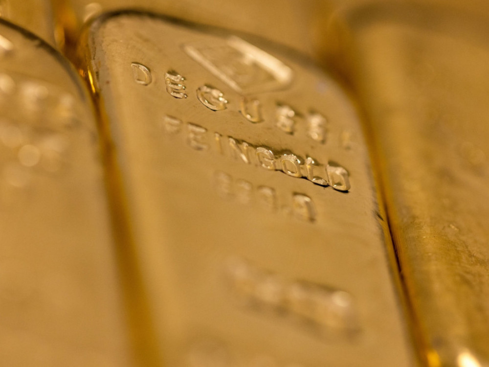 Zlato pada ob rasti dolarja