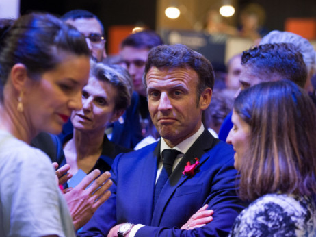 Macron na volitvah izgubil parlamentarno večino