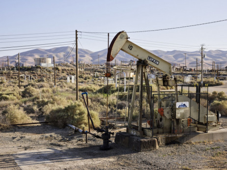 Cena nafte raste skupaj s tveganjem recesije