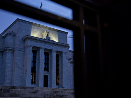 Fed ne bo kapituliral v boju z inflacijo, kaže anketa Bloomberga