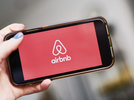 Airbnb ob visokem povpraševanju dviga napoved prodaje