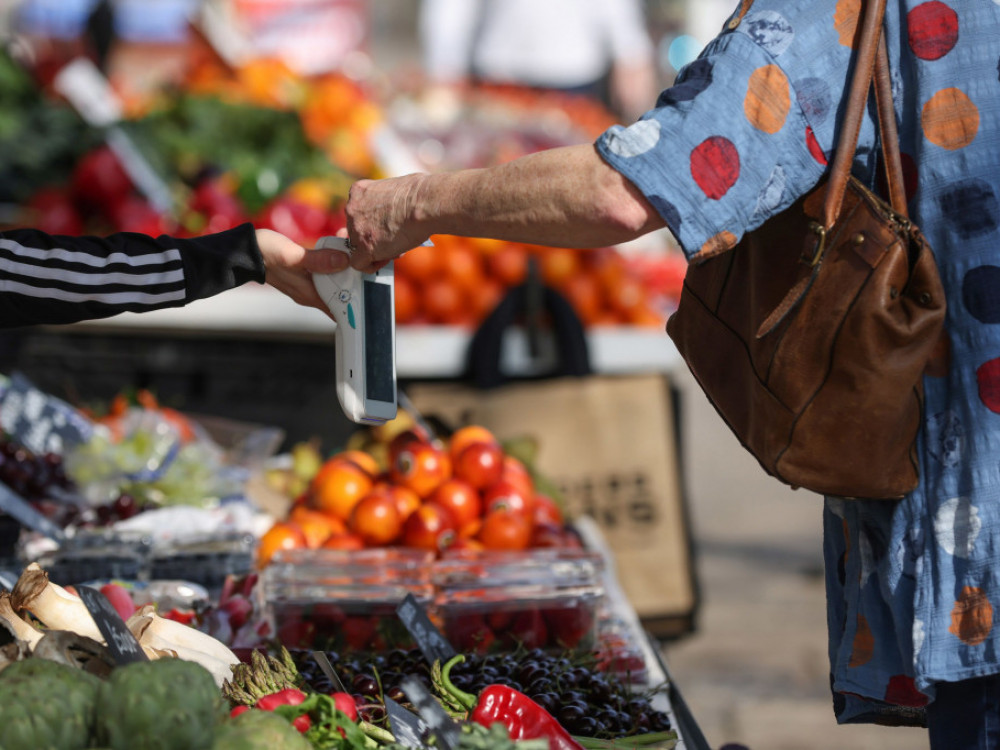 Trgovine na drobno so maja povišale prihodek od prodaje
