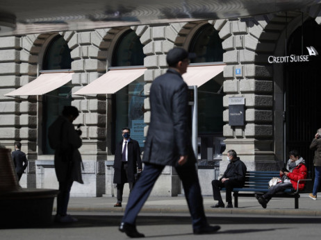 Credit Suisse zapuščajo tako stranke kot talenti