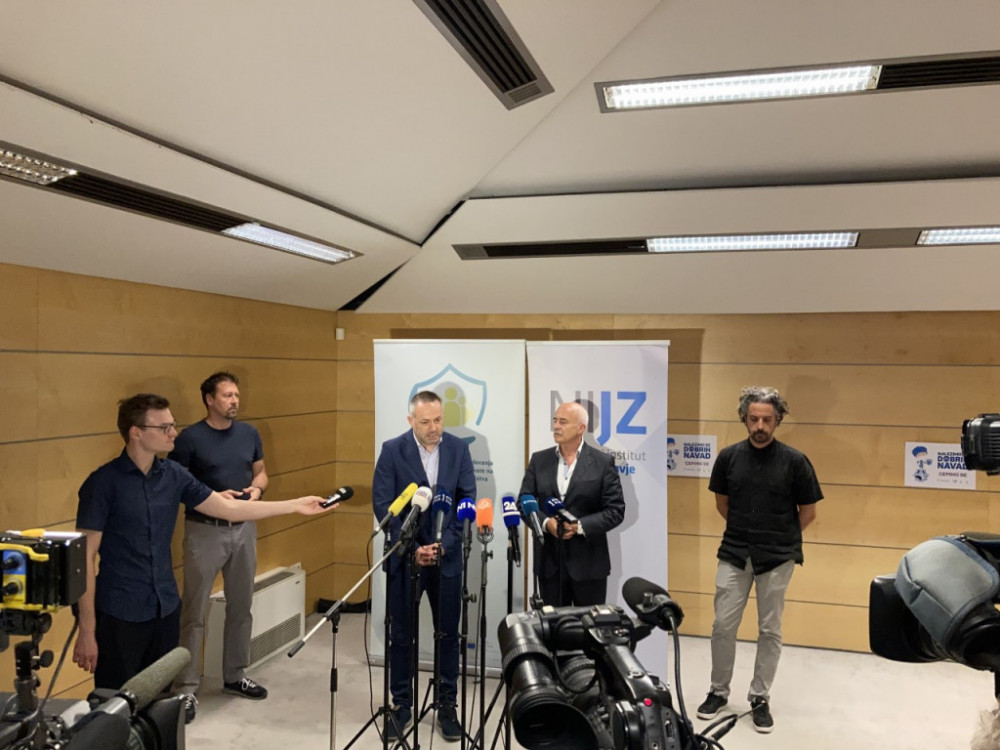 Kaj lahko v zvezi s covidom-19 pričakujemo jeseni?