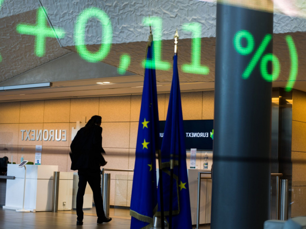 Evropske borze pridobile, upadla britanski funt in cena nafte