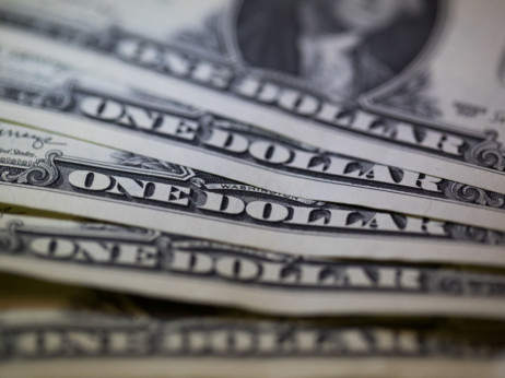 Pričakovanje počasnejšega dviga obrestnih mer znižuje dolar