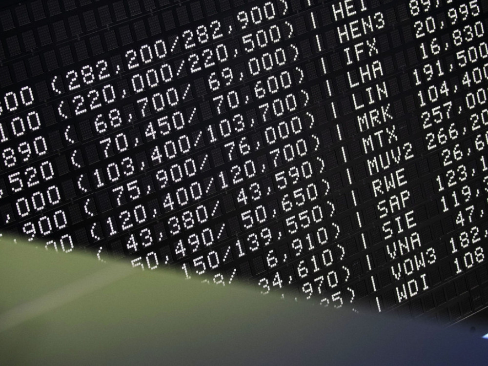Evropske borze in evro z izgubami, pada tudi bitcoin