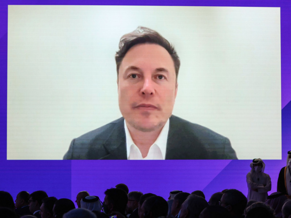 Elon Musk z dvojčkoma rešuje populacijsko krizo