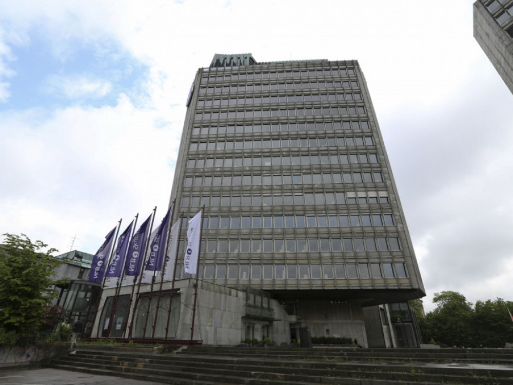 Tudi NLB in NKBM ukinjata ležarine, kdo še?