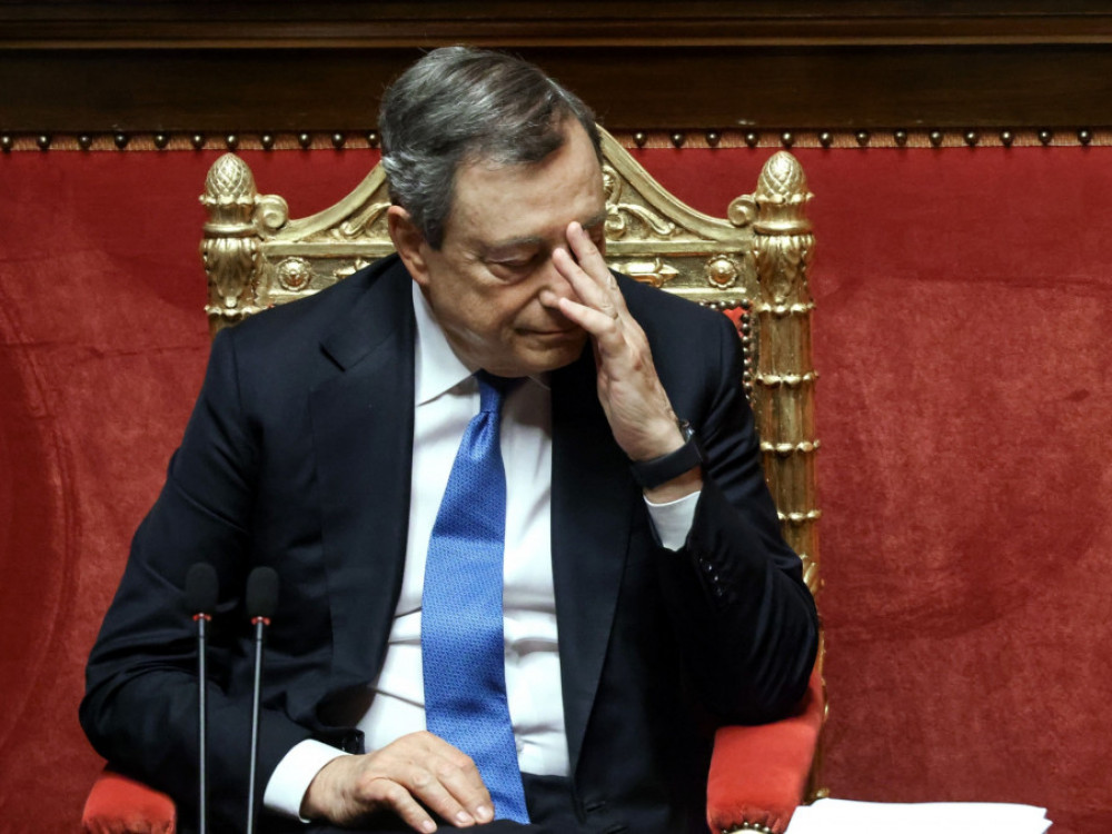 Italija drsi v brezno negotovosti kljub pirovi zmagi Draghija