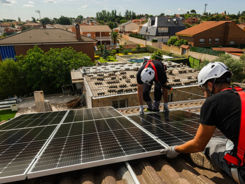 Sončna energija v EU prvič prehitela premog, vendar ne brez težav