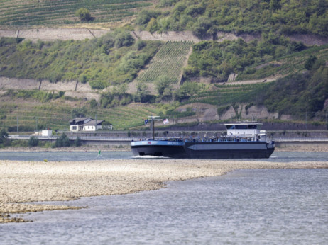 Zaradi nizke gladine reke Ren ima Švica težave pri oskrbi z gorivom