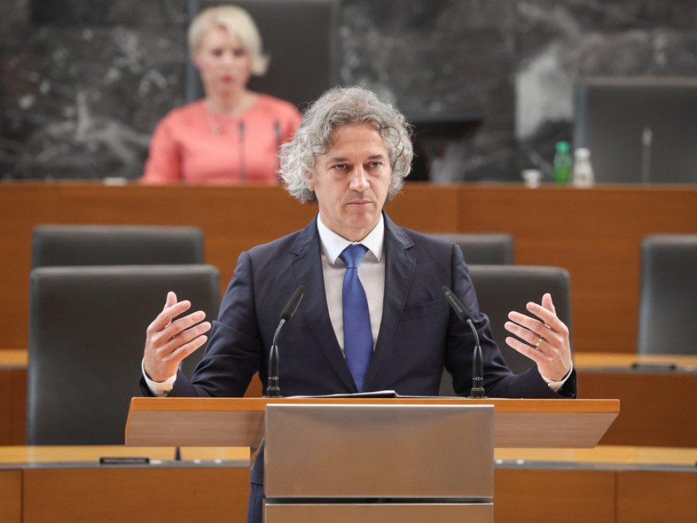 Premier Golob: Kljub negotovim časom ne zmanjšujemo investicij