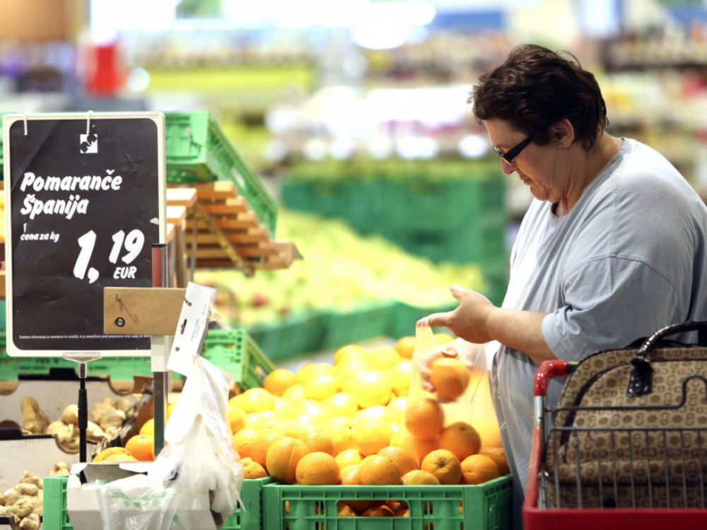 Kako visoko inflacijo v prihodnjih 12 mesecih vidijo potrošniki?