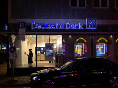 Deutsche Bank z dobrim prvim polletjem, slabo napovedjo za drugo