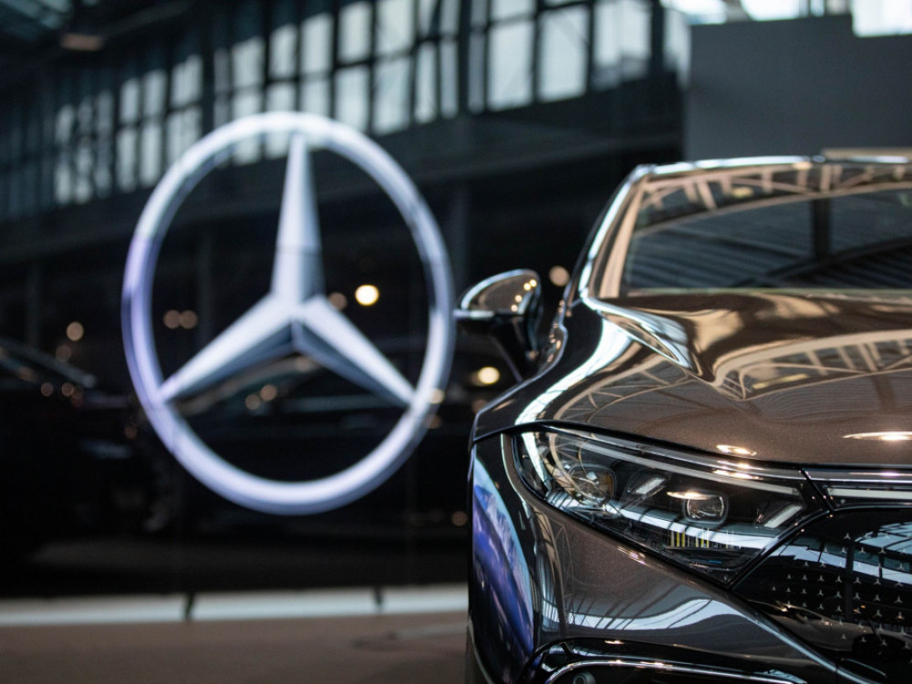 Mercedes-Benz kljub negotovostim zvišal napoved