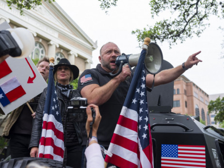 Ameriškemu teoretiku zarot 50 milijonov dolarjev kazni zaradi laganja