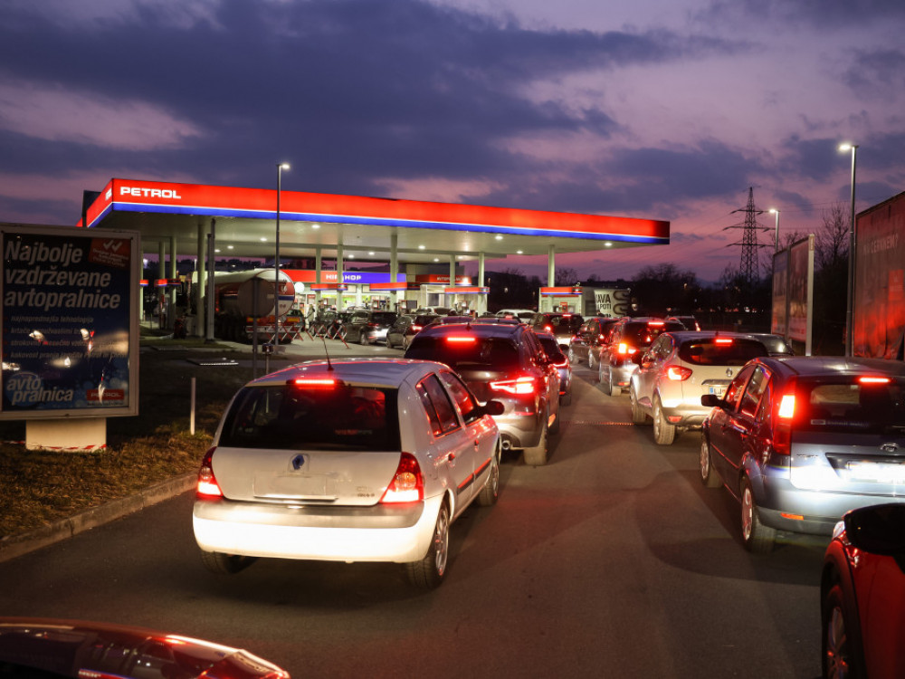 Vračajo se dajatve in višje marže, cena nafte pa upada