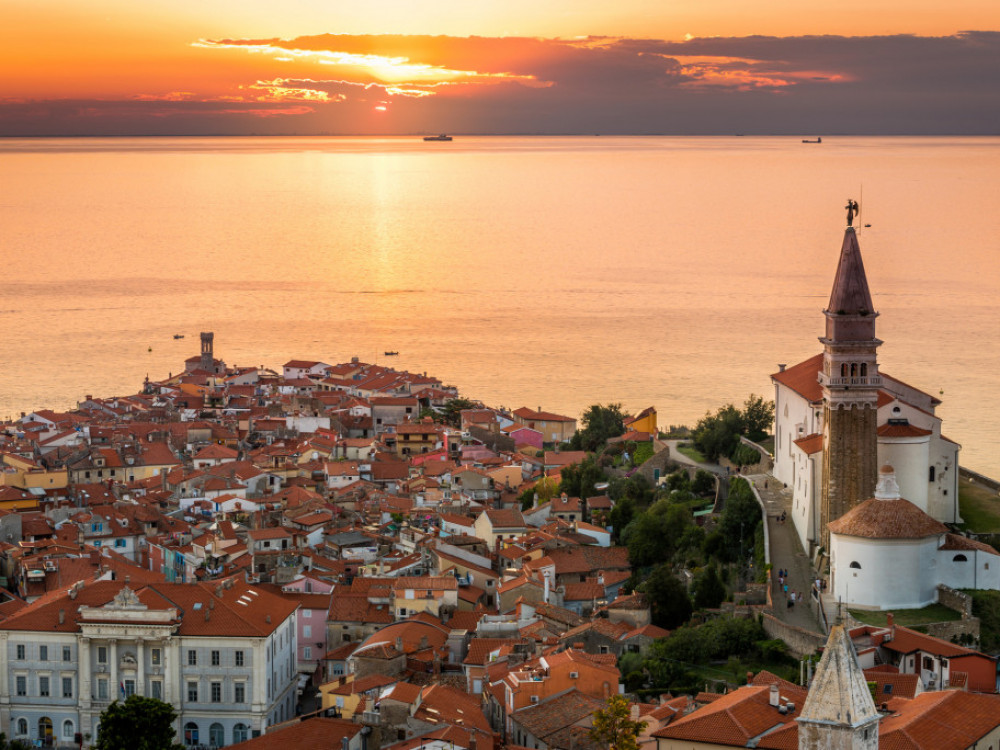 Julija v Sloveniji petina več turistov kot lani