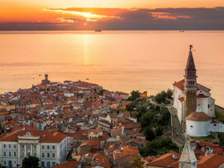 Slovenijo avgusta obiskalo milijon turistov, manj kot avgusta lani in leta 2019