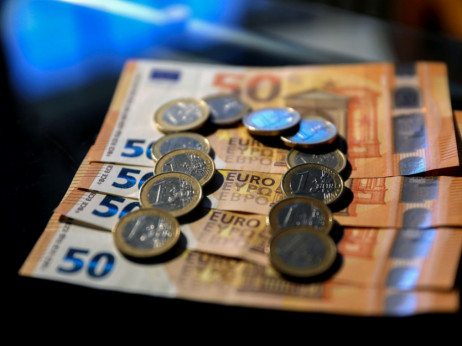 Zgodbe dneva: Minimalna plača, avtomobilisti in ECB