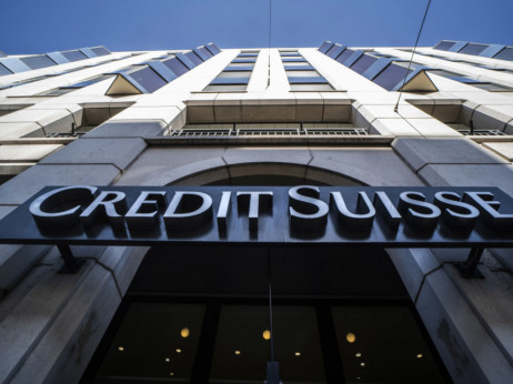 Delnica Credit Suisse rekordno nizko, v ZK spornega reza davkov ne bo