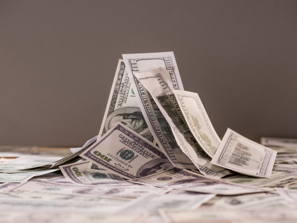 Američani vse globje v dolgovih, na Otoku rast stečajev