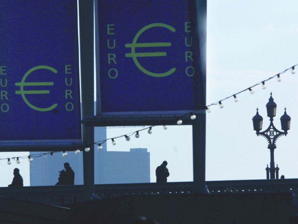 Evro znova nad pariteto z dolarjem