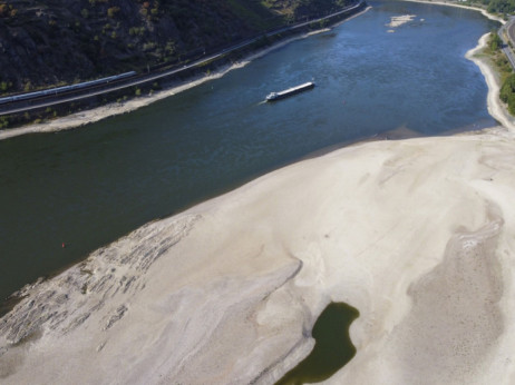Suša ustavila plovbo po Donavi, ujetega na tisoče ton blaga