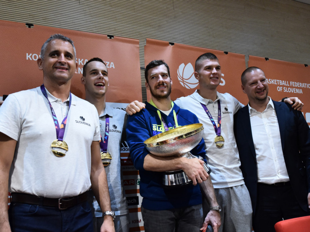 Slovenci na krilih Dončića in Dragića začenjajo obrambo zlata