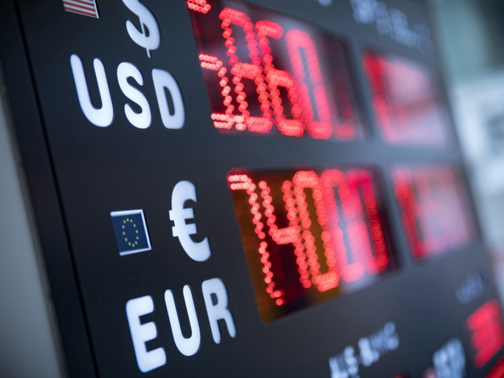 Evro bo v 2023 ostal nihajen ob igri obrestnih mer