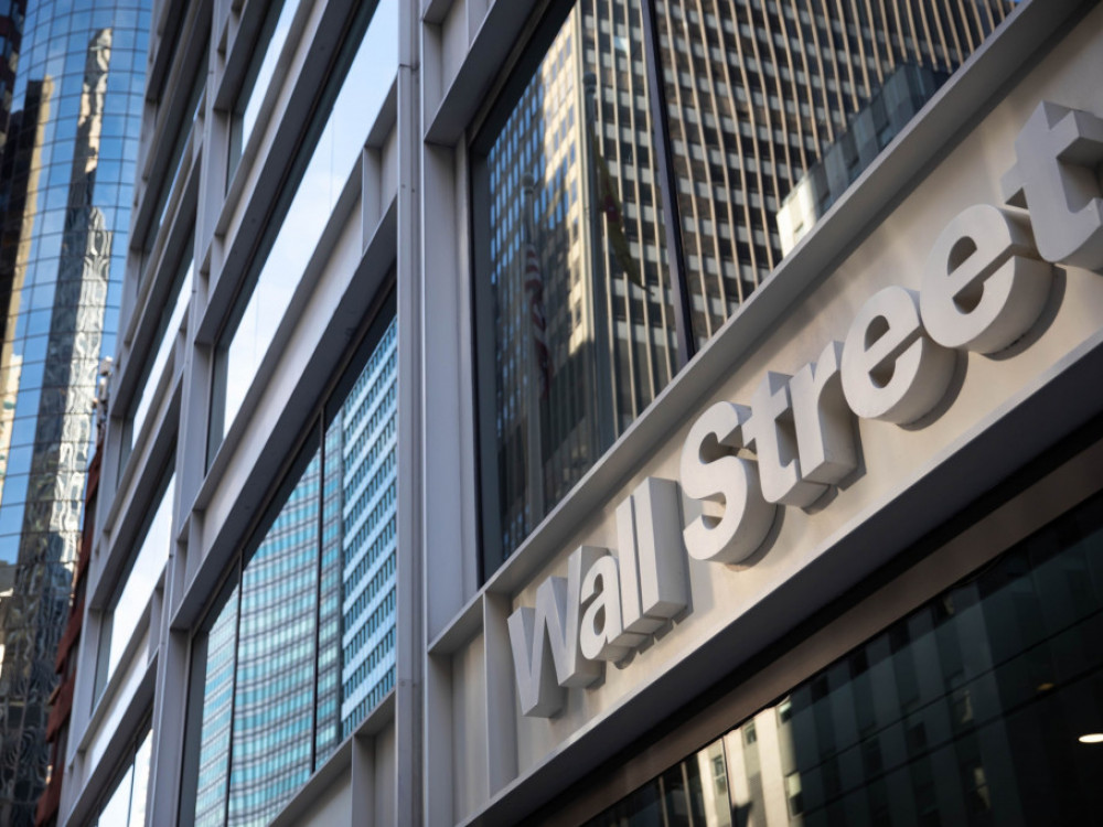 Delnice v ZDA padajo tri dni zapored, strah pred agresivnim Fedom