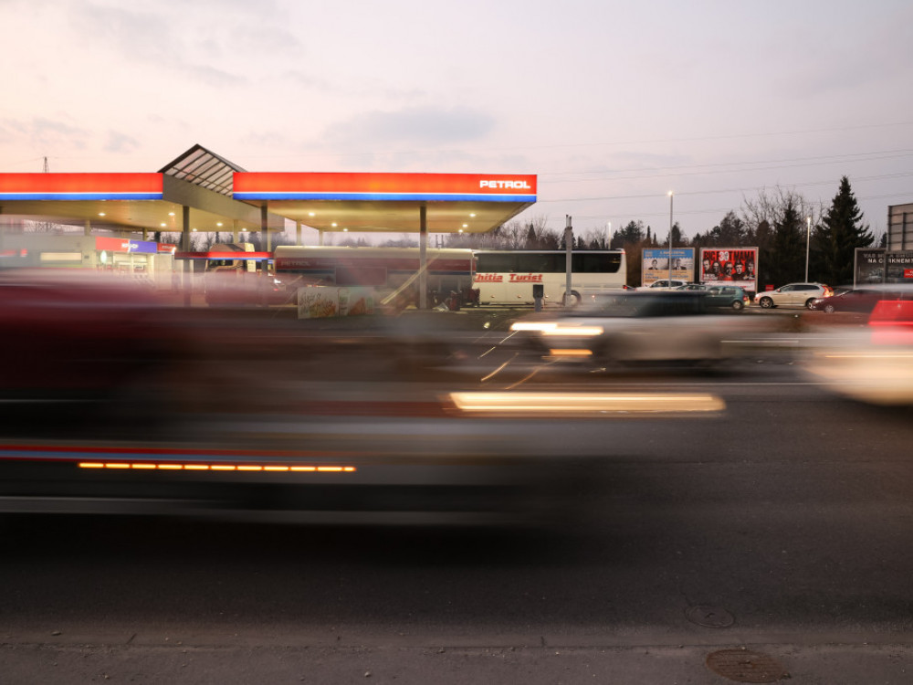 Cunami regulacije se umirja, Petrol z največjim polletnim dobičkom