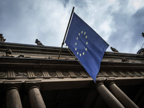 Evropski denar: Bruselj Slovenijo opozarja na vse večje zamude